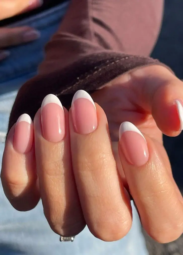 Nagelideen für die Brautparty – French Tips in Mandelform