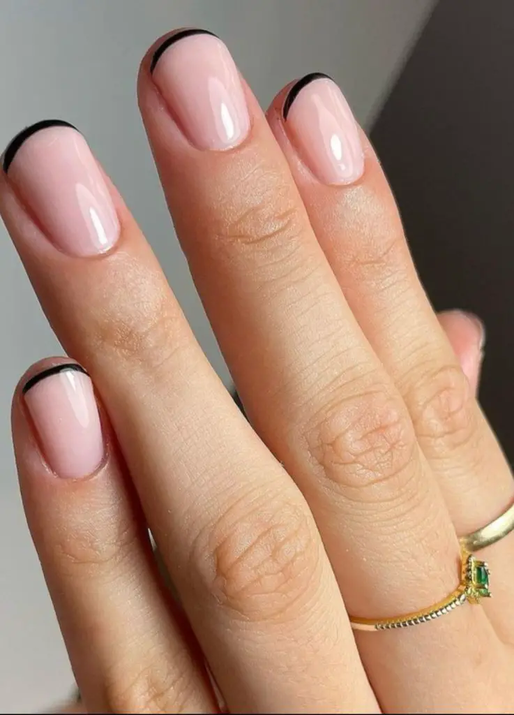 Nagelideen für die Brautparty – schwarze Micro-French-Tips