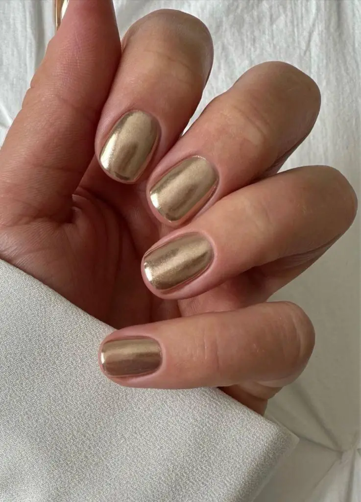 Nagelideen für die Brautparty – Metallic-Goldlack