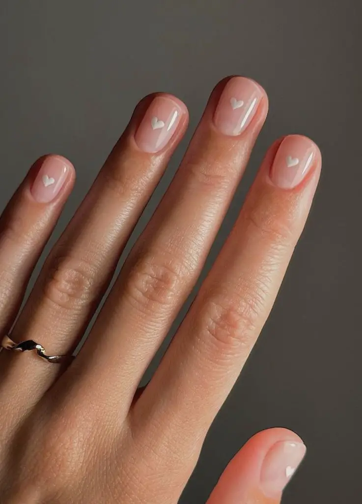 Nagelideen für die Brautparty – minimalistisches Herzdesign