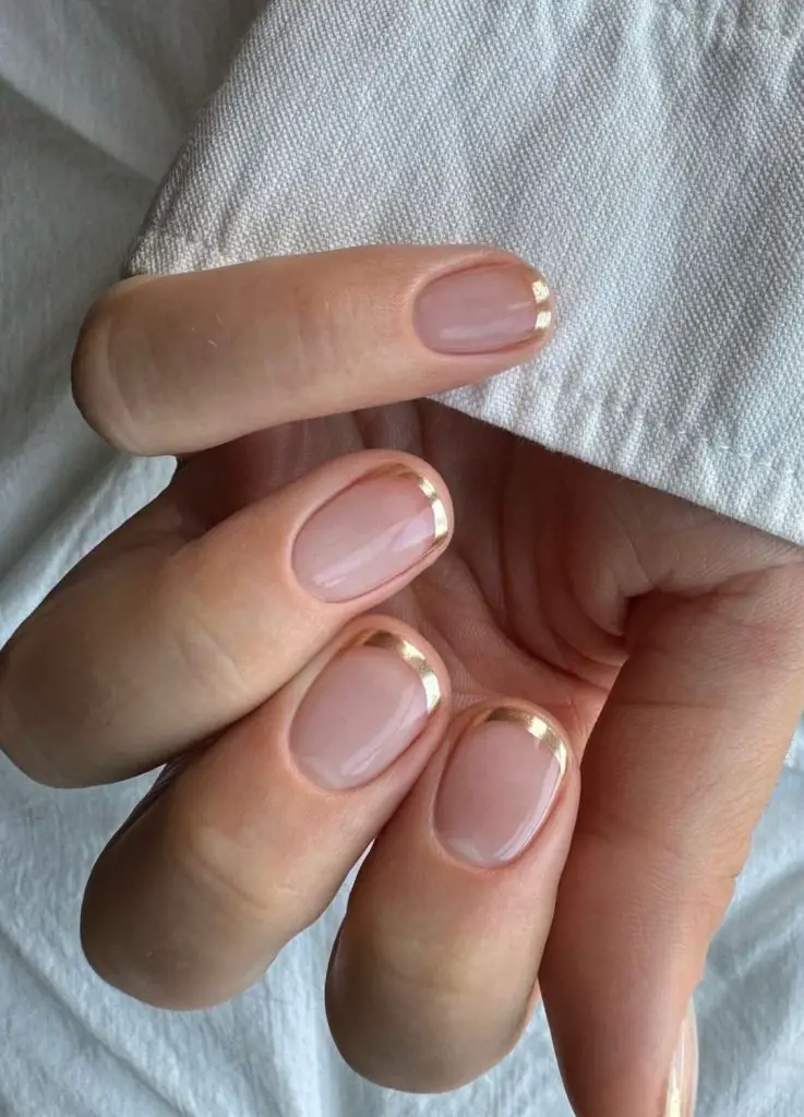 Nagelideen für die Brautparty – French Tips in Metallic-Gold