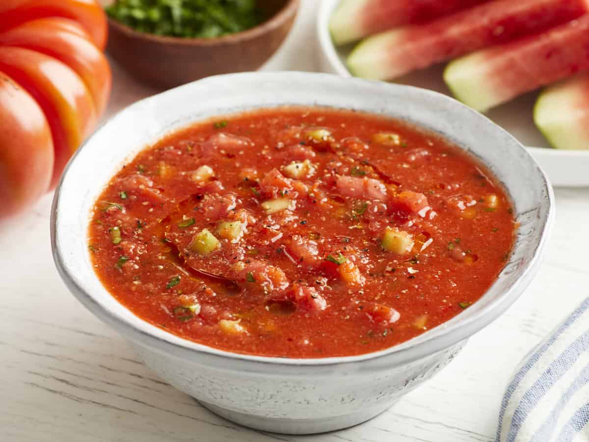 eine Schüssel Gazpacho mit Wassermelonenstückchen.