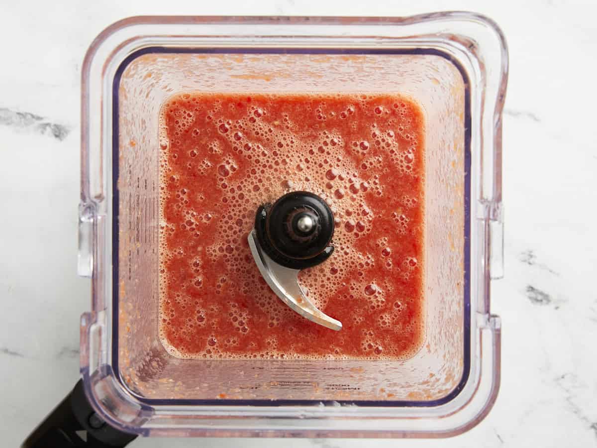 Wassermelonen-Gazpacho im Mixer pürieren.