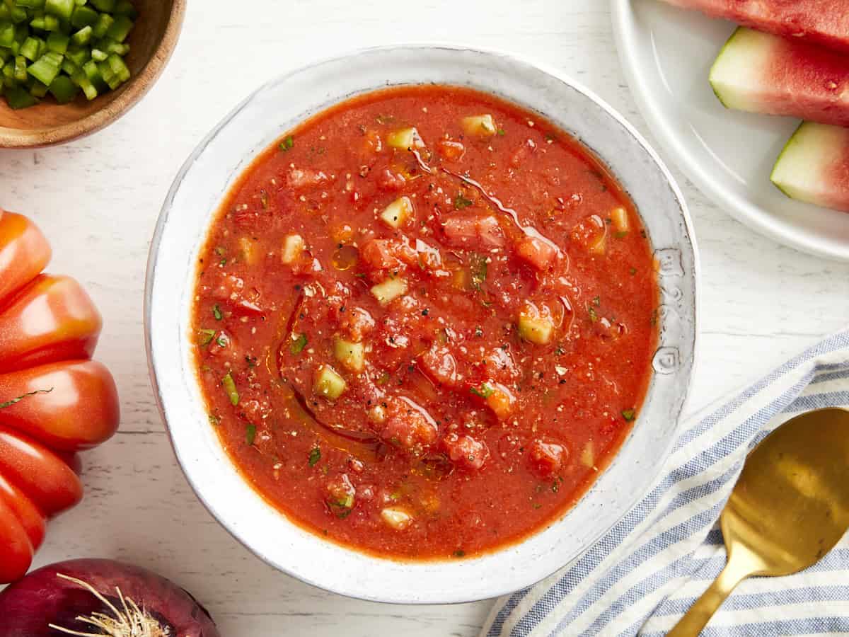 Draufsicht auf eine Schüssel Gazpacho mit Wassermelonenstückchen.