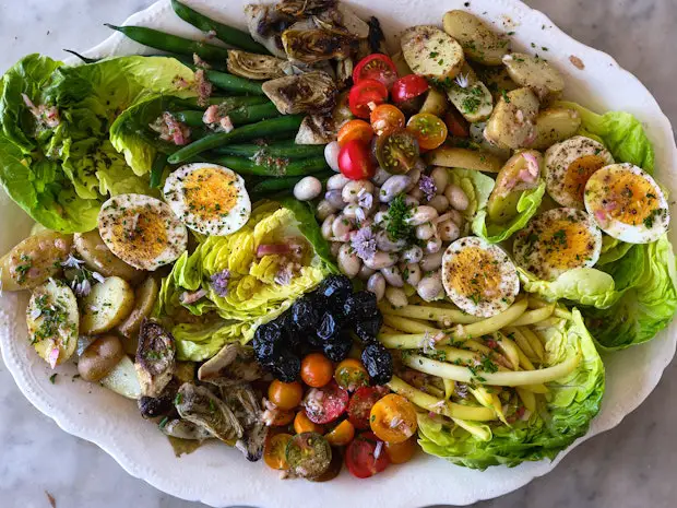 Nizza-Salat auf einer großen Platte