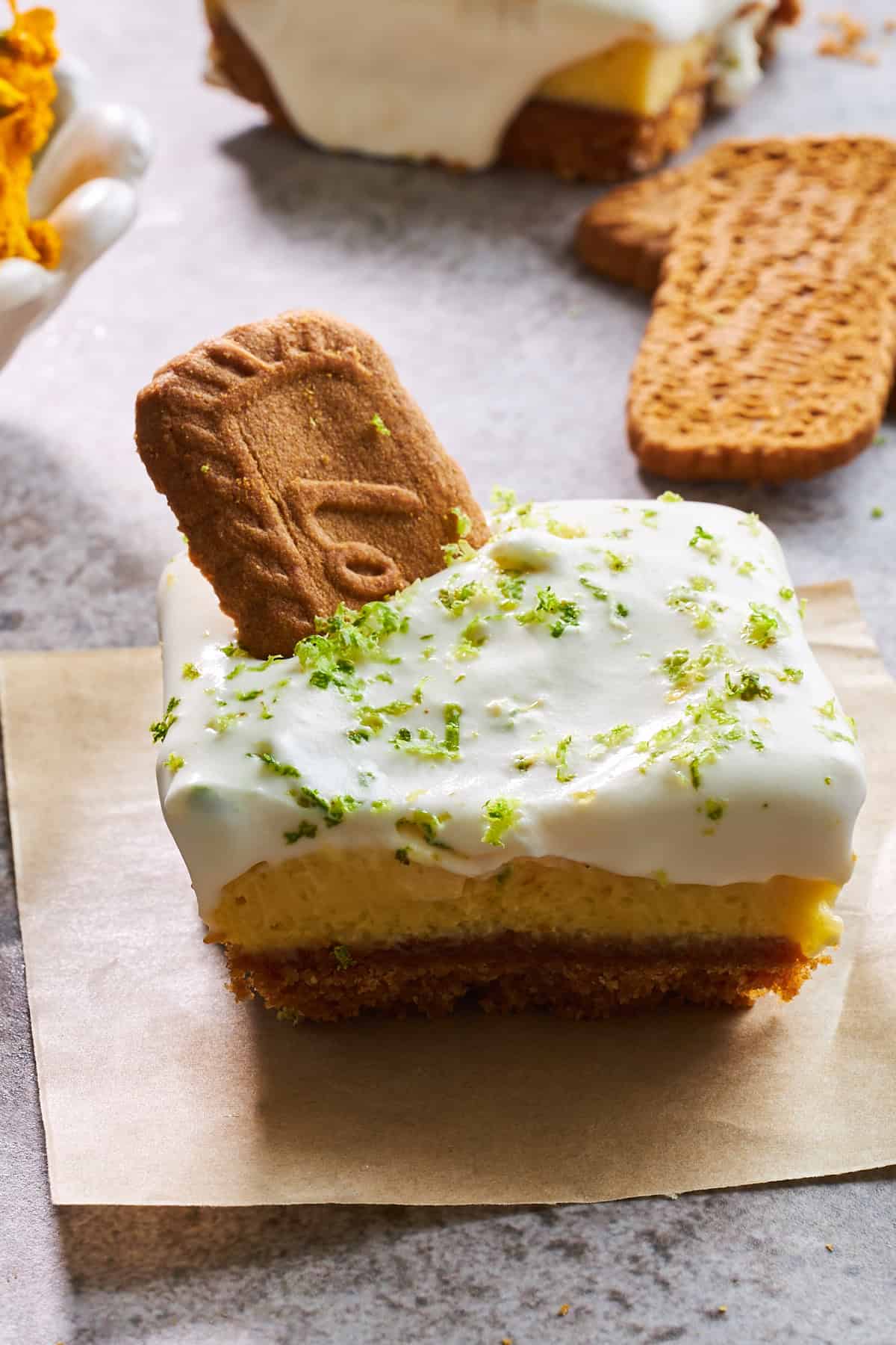 Ein dreischichtiger Key-Lime-Pie-Riegel, garniert mit einem Biscoff-Keks. 