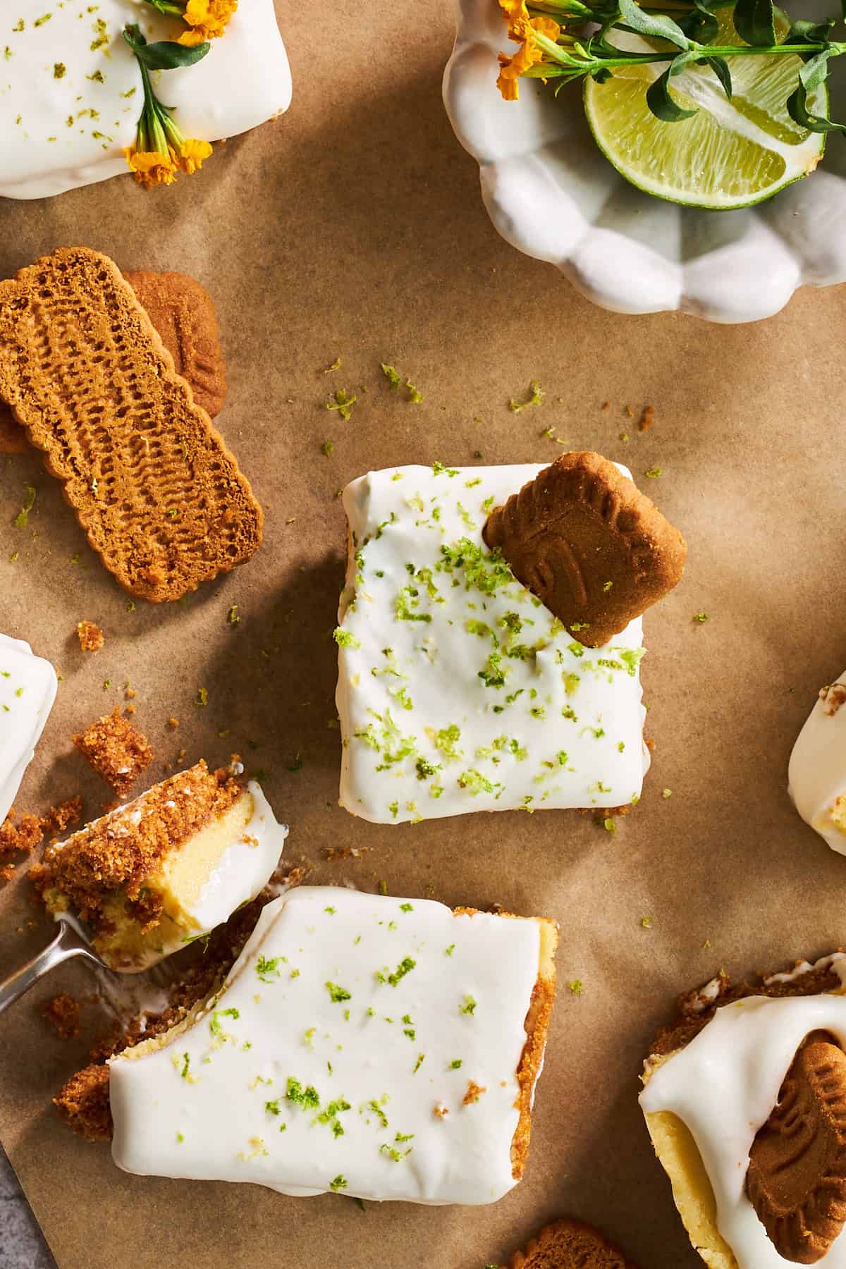 Bild von oben: Key-Lime-Pie-Riegel, garniert mit Biscoff-Keksen.