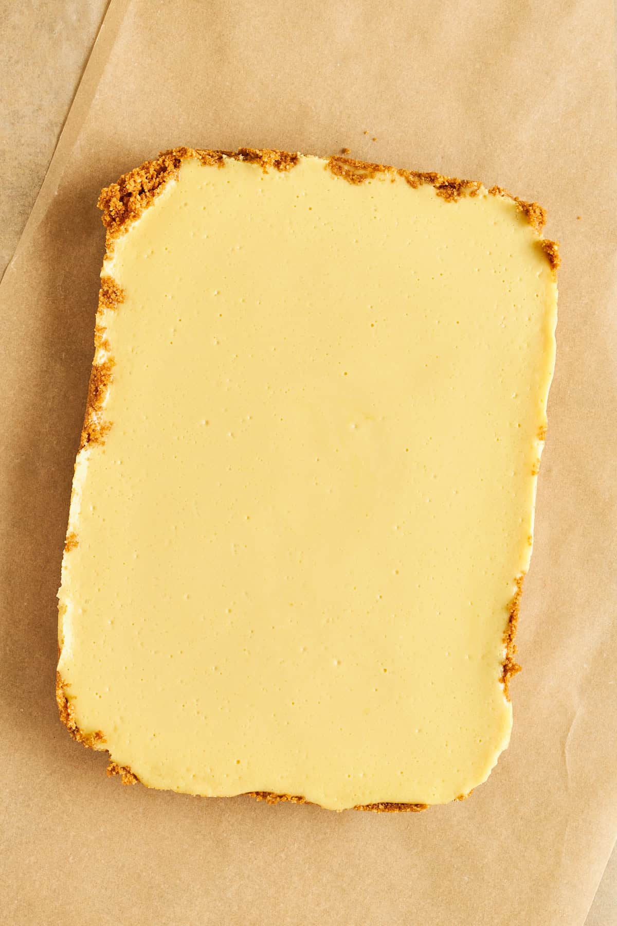 Ein Graham-Cracker-Boden, belegt mit einer Limettenkuchen-Füllung. 