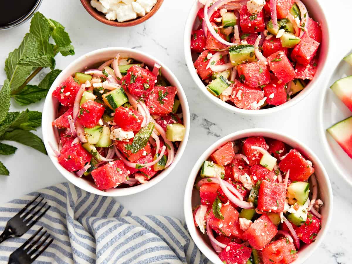 Draufsicht auf 3 Portionen Wassermelonen-Feta-Salat.