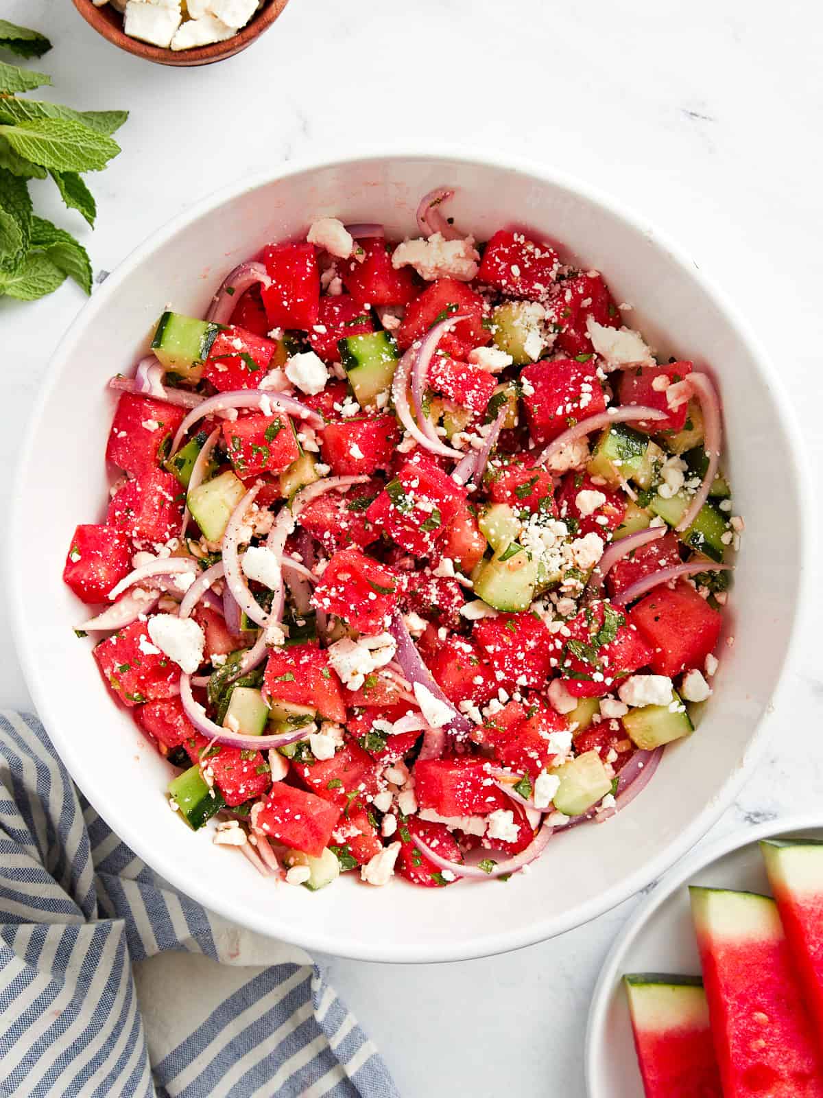 Draufsicht auf Wassermelonen-Feta-Salat in einer weißen Schüssel.