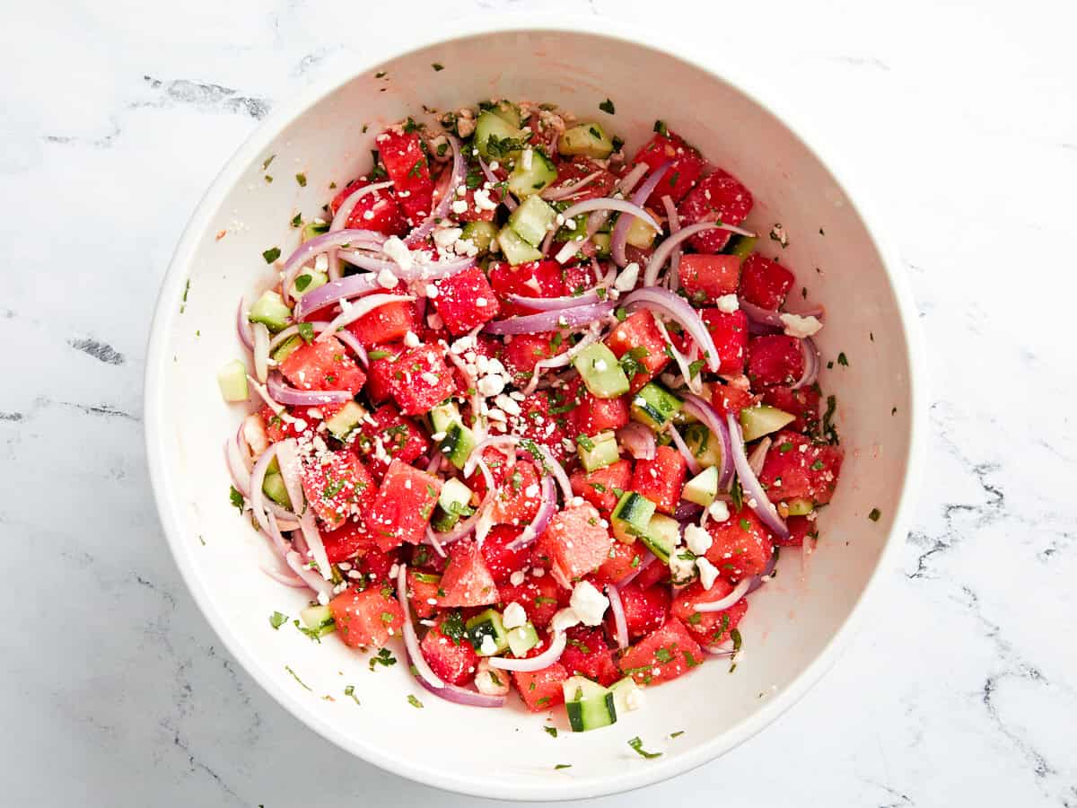 gemischter Wassermelonen-Feta-Salat in einer weißen Schüssel.