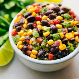 Schwarzer Bohnen-Mais-Avocado-Salat in einer Schüssel, bereit zum Genießen.