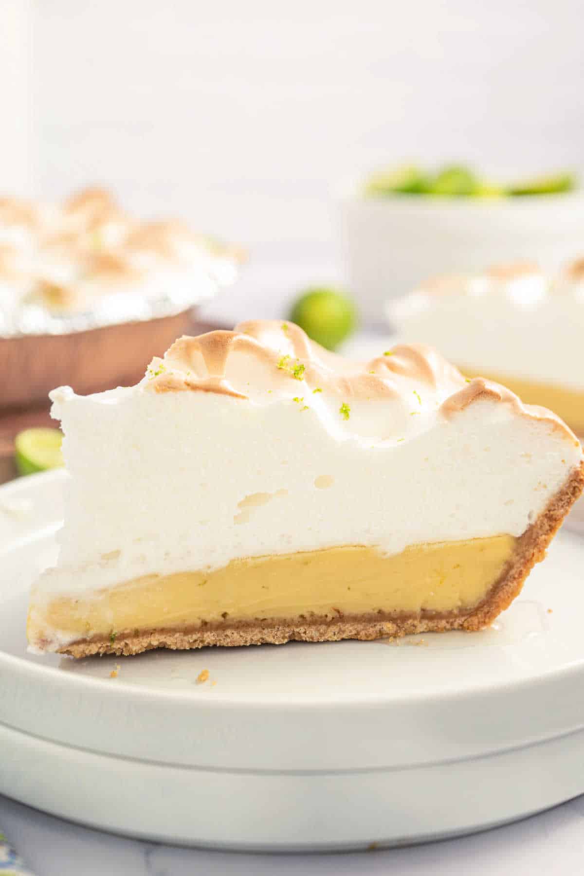 Stück Key Lime Pie mit Baiser obendrauf.