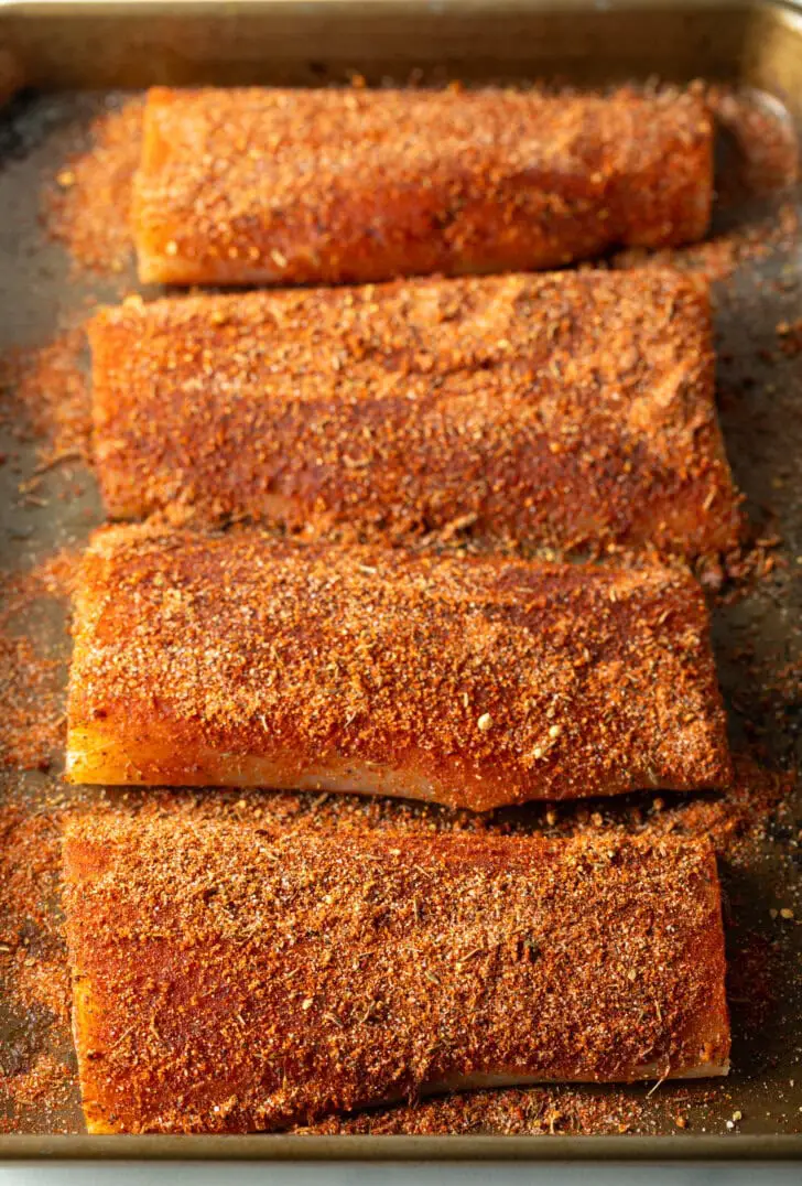 4 Stücke rohe Fischfilets, überzogen mit hausgemachtem Blackening-Gewürz.