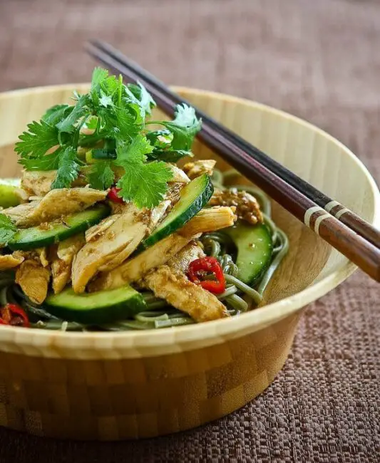 Asiatischer Sesam-Hähnchen-Nudelsalat