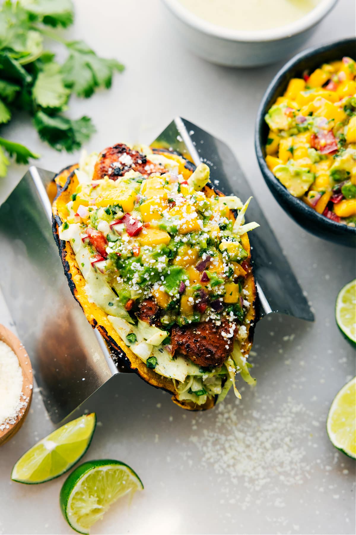 Ein Lachs-Taco, mit sämtlichem Belag vorbereitet und bereit zum Genießen.