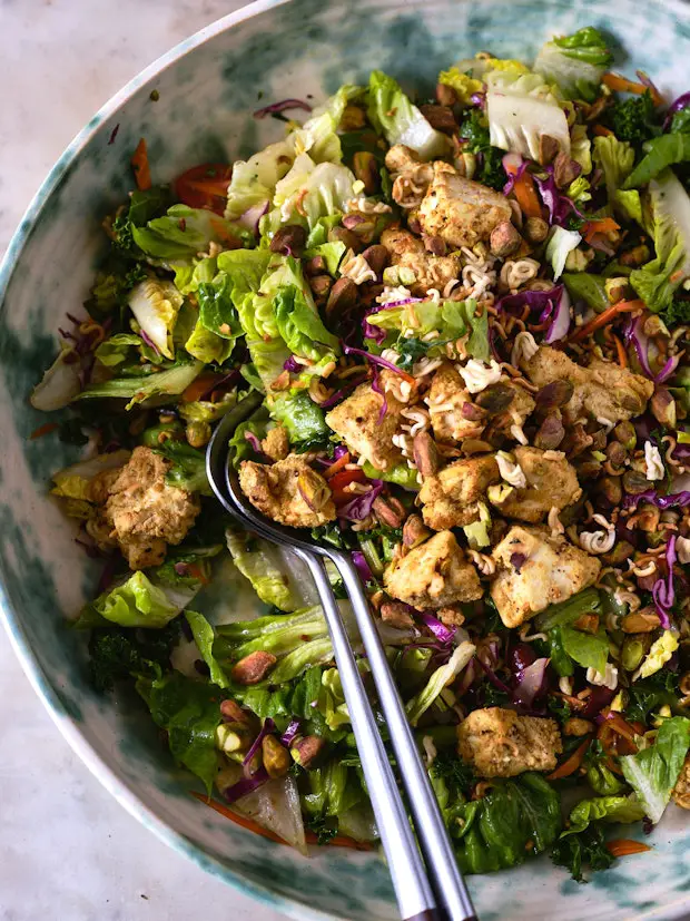 Tofu mit Salz und Pfeffer in einer großen Schüssel mit anderen Zutaten