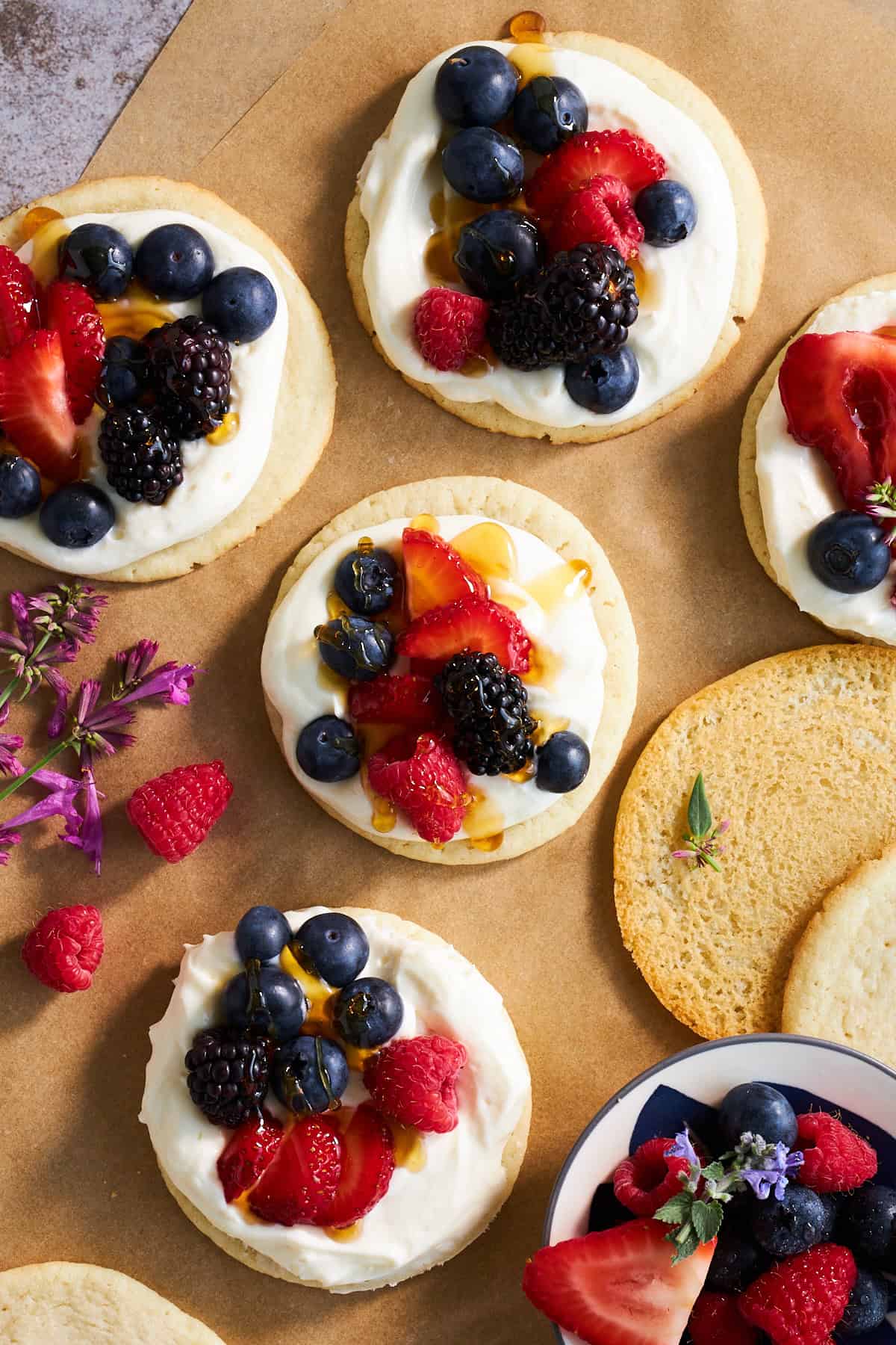 Zuckerkekse mit Käsekuchenglasur, frischen Beeren und Honig. 