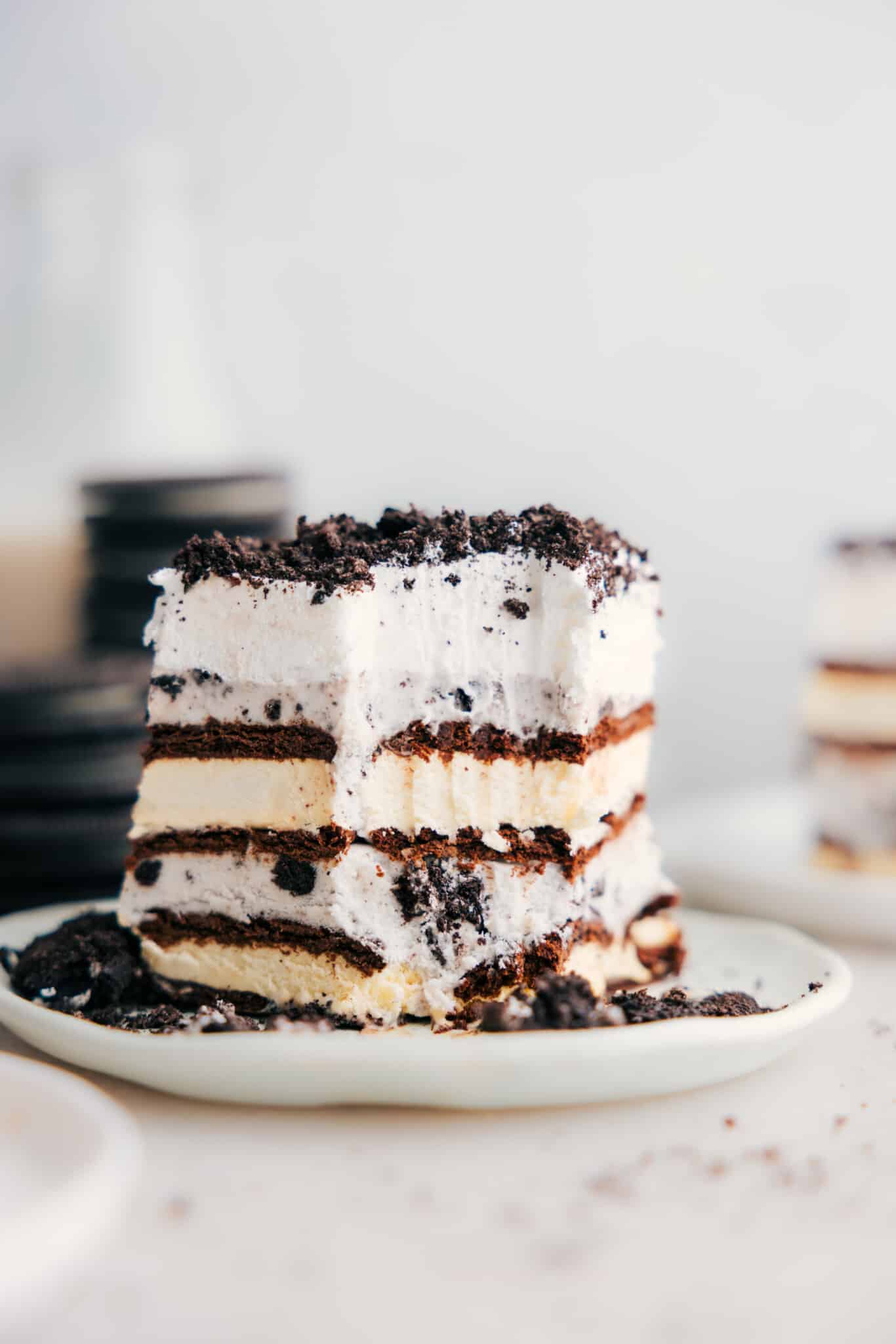 Eiscreme-Sandwich-Kuchen mit einem Biss, aus dem alle Schichten zu sehen sind.