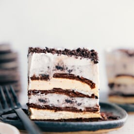 Ein Stück Eiscreme-Sandwichkuchen mit vier Zutaten auf einem Teller.