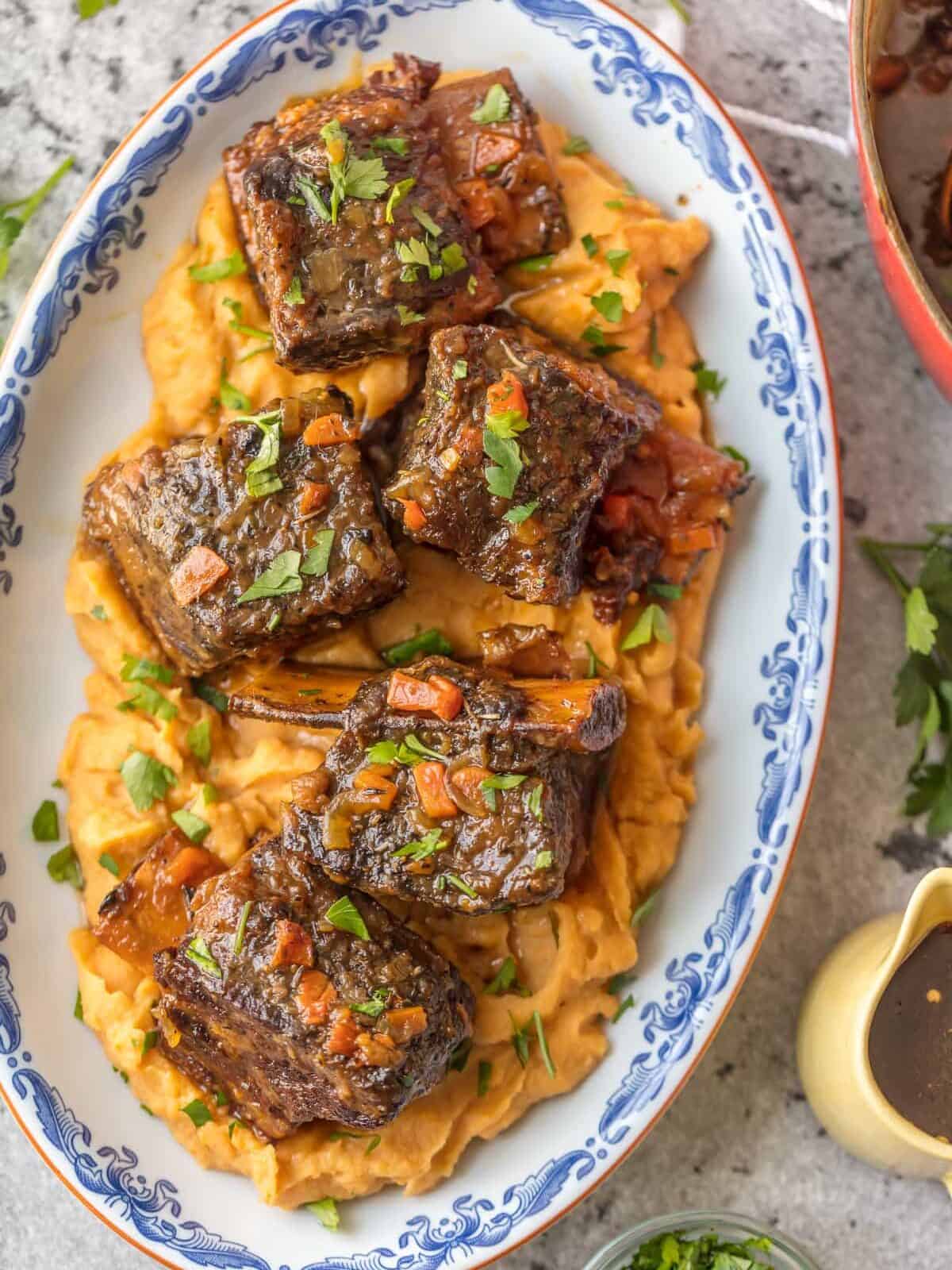 Wir lieben diese DUTCH OVEN HONEY BOURBON SHORT RIBS! Es ist so einfach, diese schmackhaften und vom Knochen abfallenden Rippchen direkt in Ihrem Dutch Oven zuzubereiten. Weniger Aufräumen und mehr Geschmack!