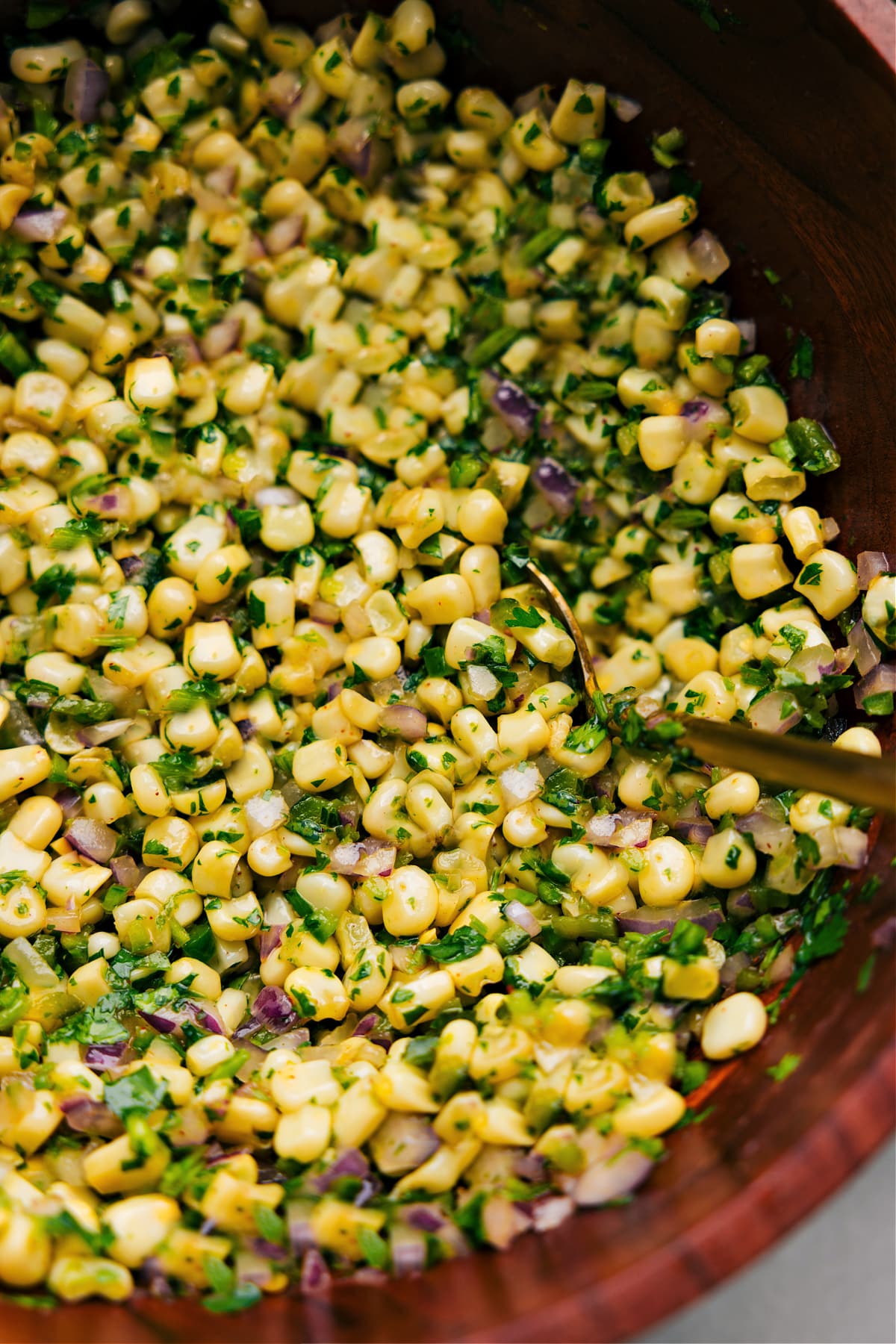 Nahaufnahme einer Chipotle-Mais-Salsa mit Löffel darin