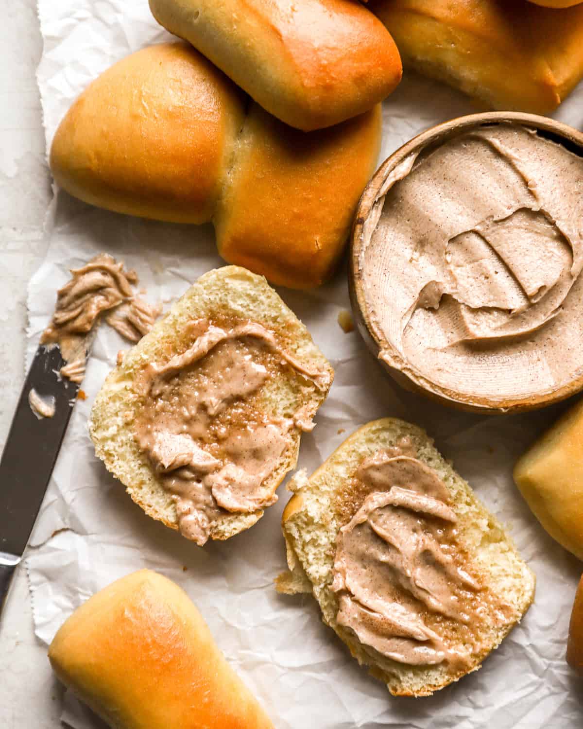 Draufsicht auf ein halbiertes Brötchen, bestrichen mit Texas Roadhouse-Butter.