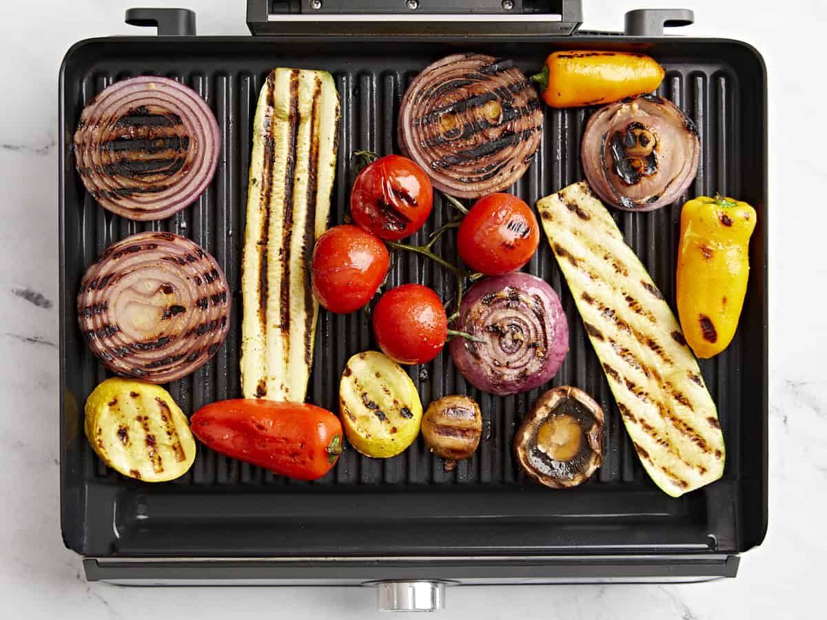 Draufsicht auf gegrilltes Gemüse auf einem Grill.