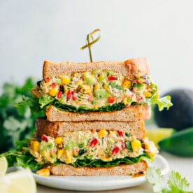 Mexikanischer Street-Corn-Hähnchensalat zwischen Brot und Salat.