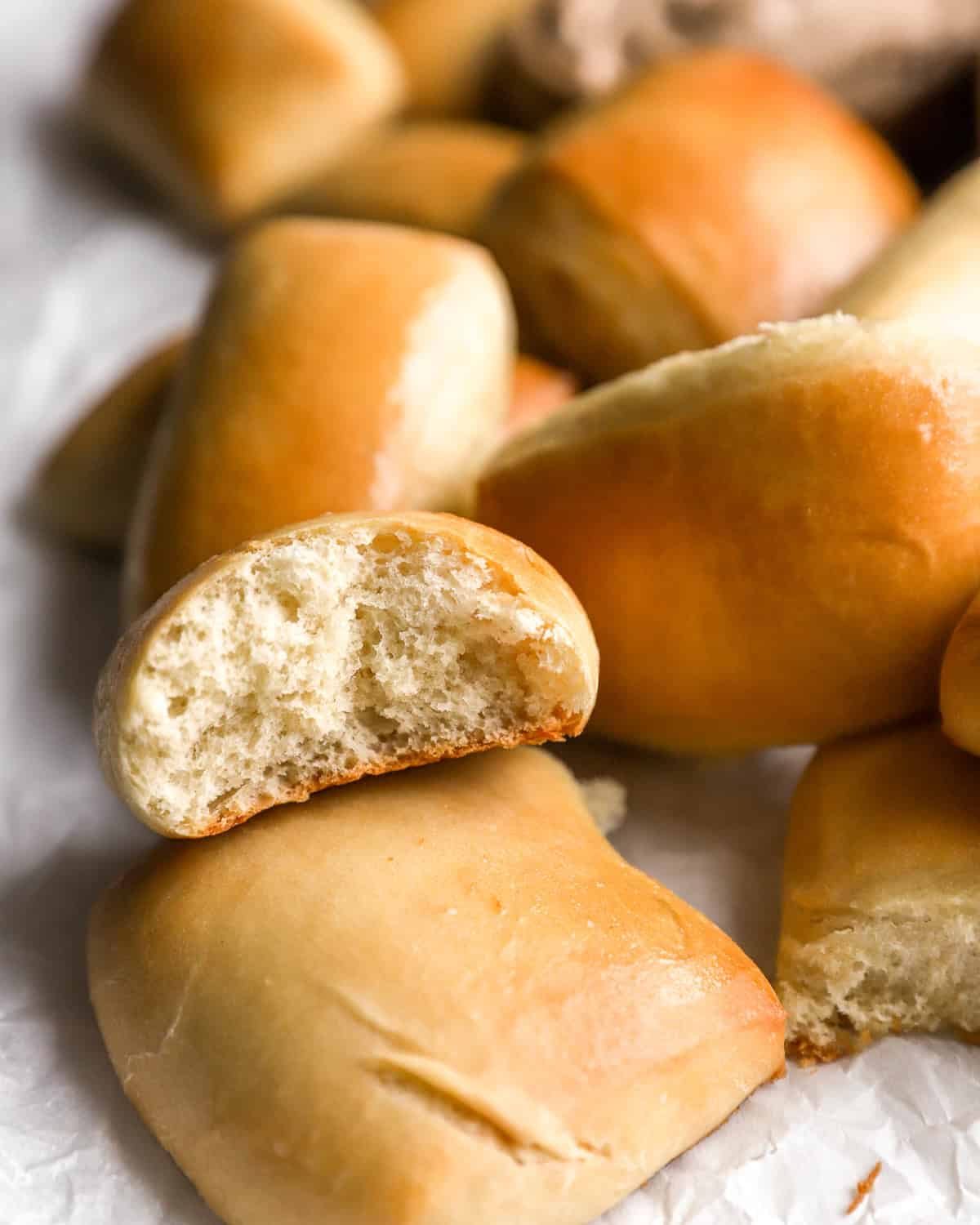 Nahaufnahme eines teilweise gegessenen Texas-Roadhouse-Brötchens, das auf einem anderen Brötchen liegt.