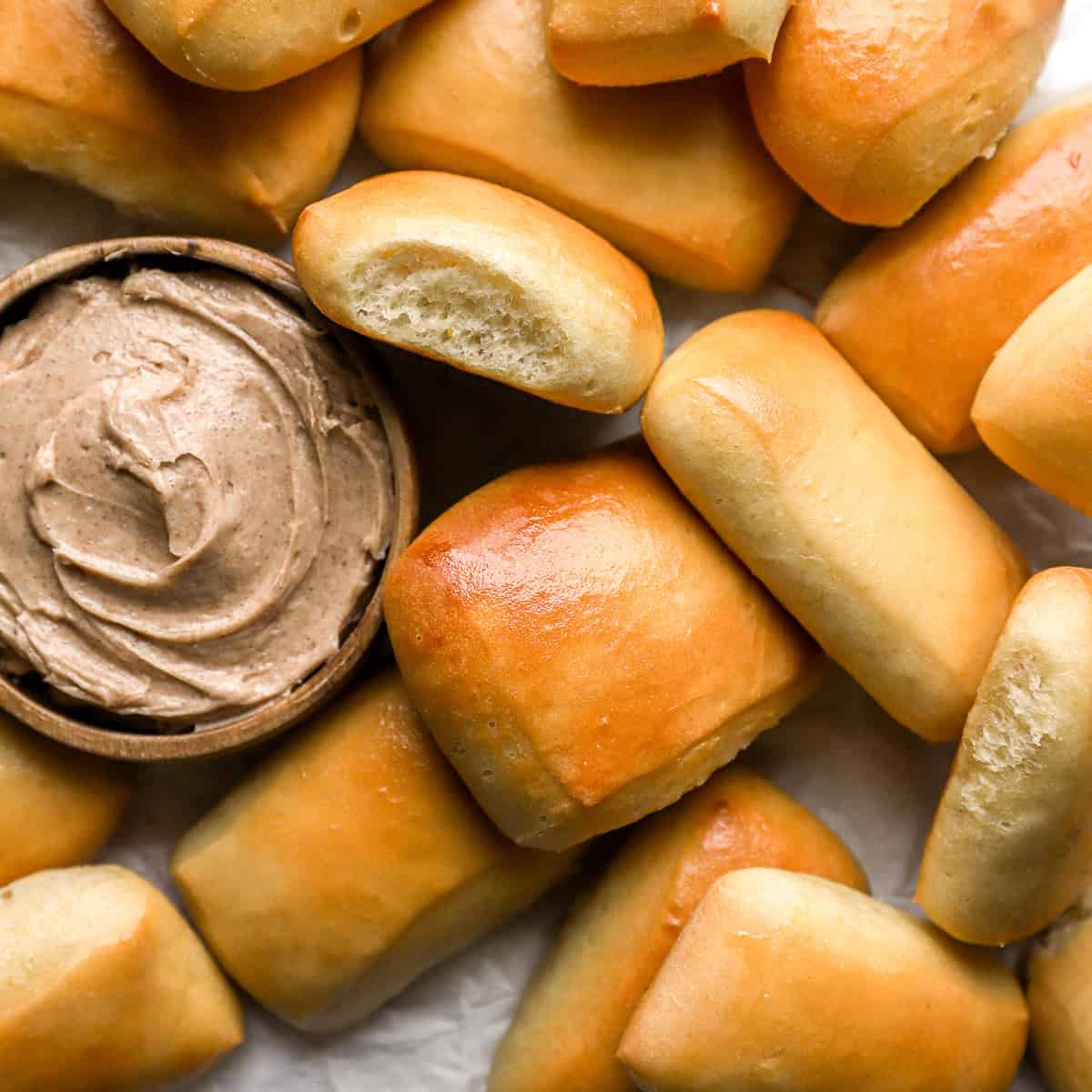 Draufsicht auf Texas Roadhouse Rolls mit Honig-Zimt-Butter.