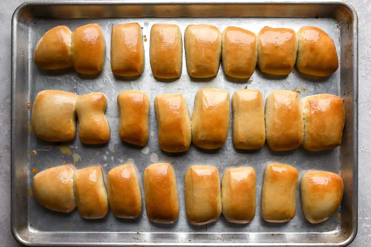 24 Texas Roadhouse-Rolls auf einem Backblech.