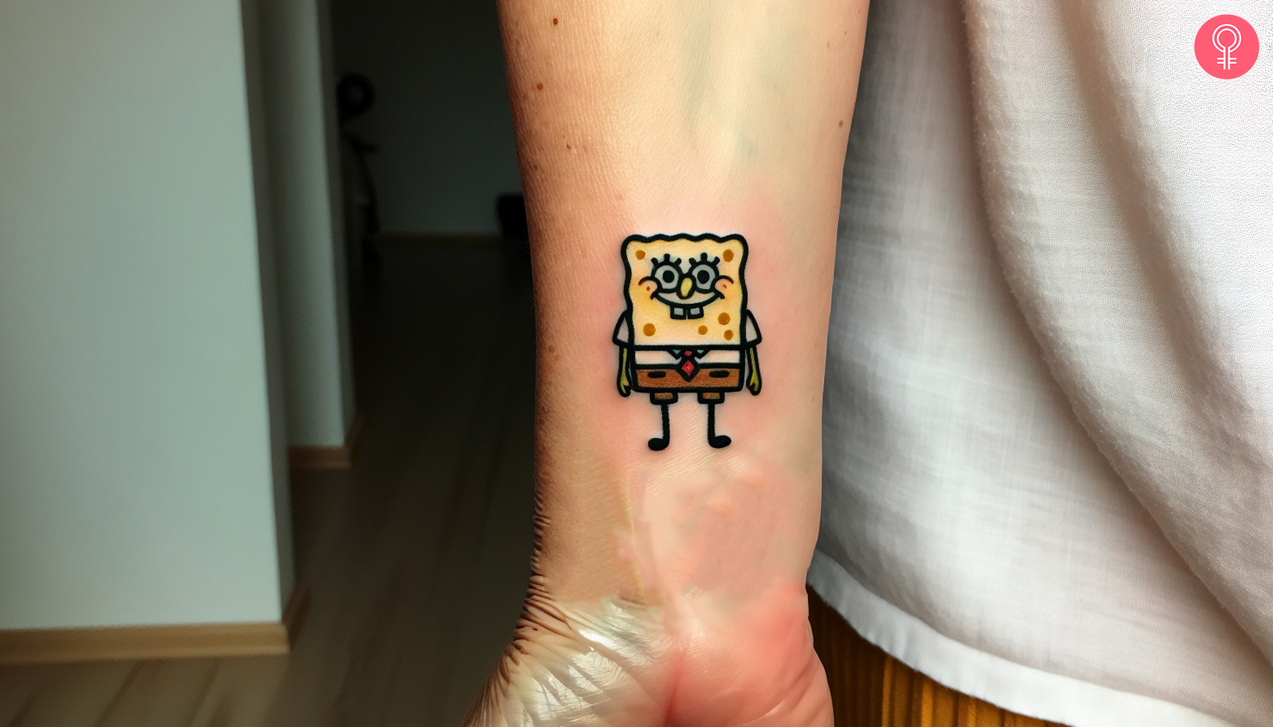 Ein kleines Spongebob-Tattoo in der Nähe des Handgelenks