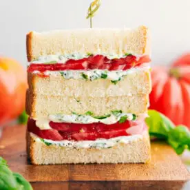 Übereinander gestapelte Tomatensandwiches, die das köstliche Innere zeigen.