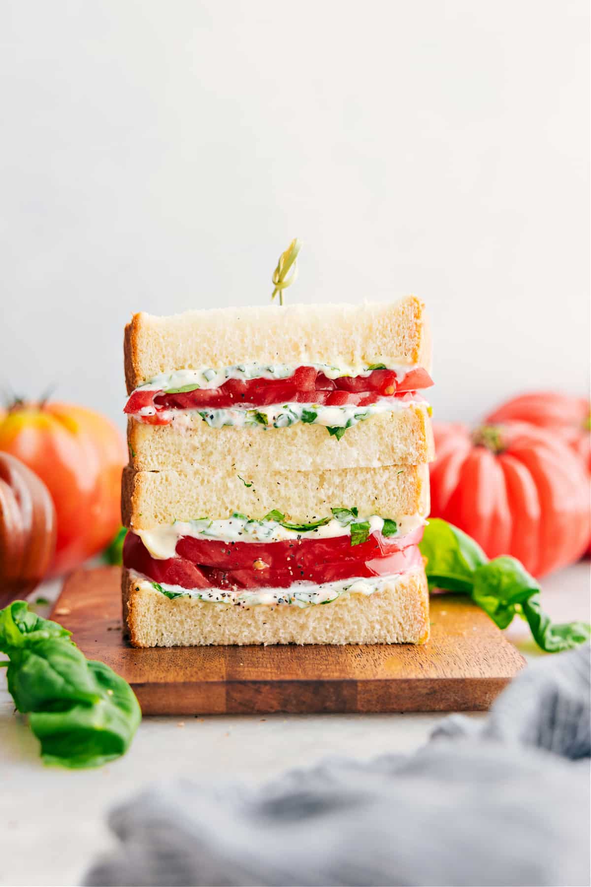 Das frische Tomatensandwich ist bereit zum Genießen.