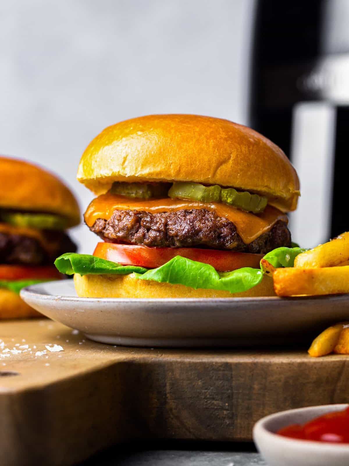 Airfryer-Burger auf einem Teller