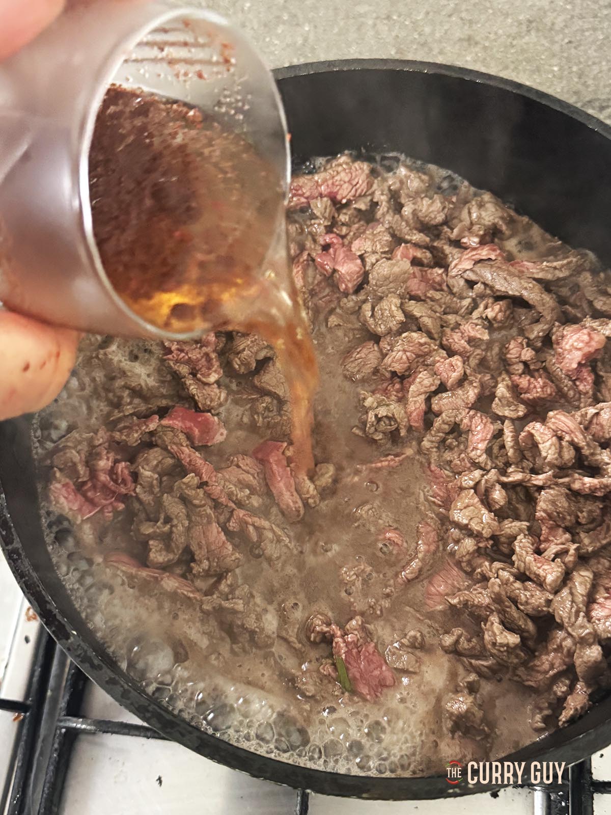 Übergießen Sie das bratende Fleisch mit gewürztem Wasser.