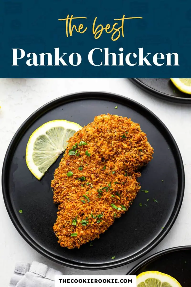 Das beste Panko-Hühnchen auf einem schwarzen Teller.