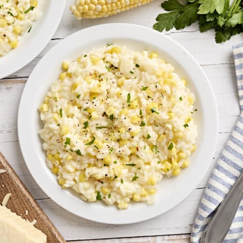 Zuckermaisrisotto auf einem Teller.