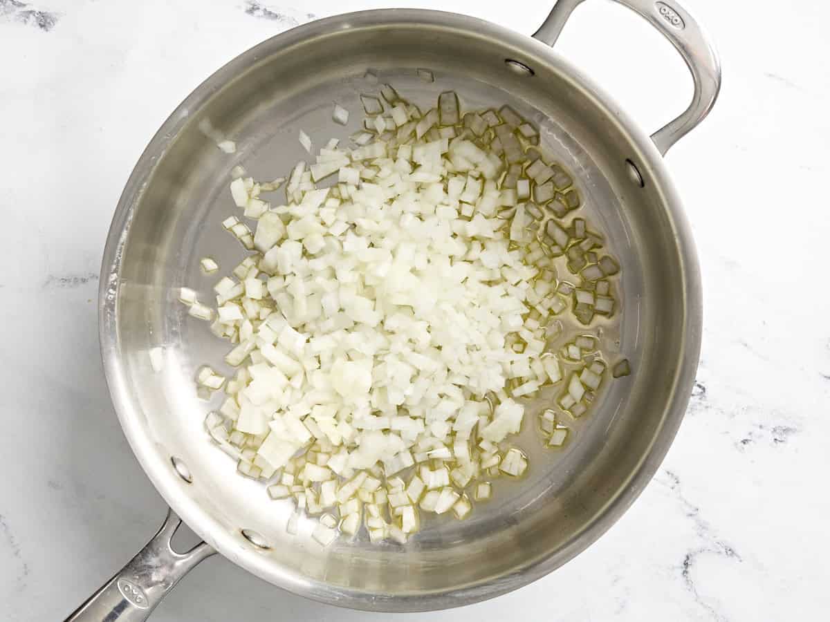 Butter zerlassen und Zwiebelwürfel in einer Pfanne erhitzen.