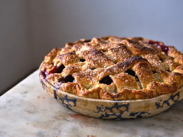 Beerenkuchen mit Gittermuster in einer Kuchenform