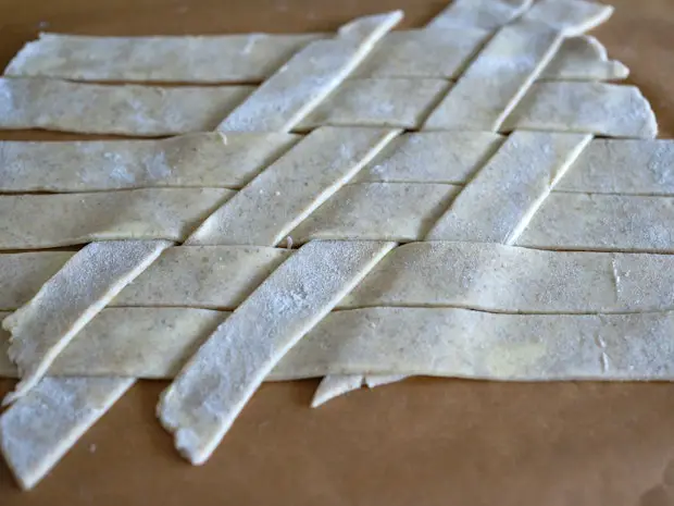 Komplette Gitter Tortenkruste oben bereit, auf Kuchen vor dem Backen platziert werden