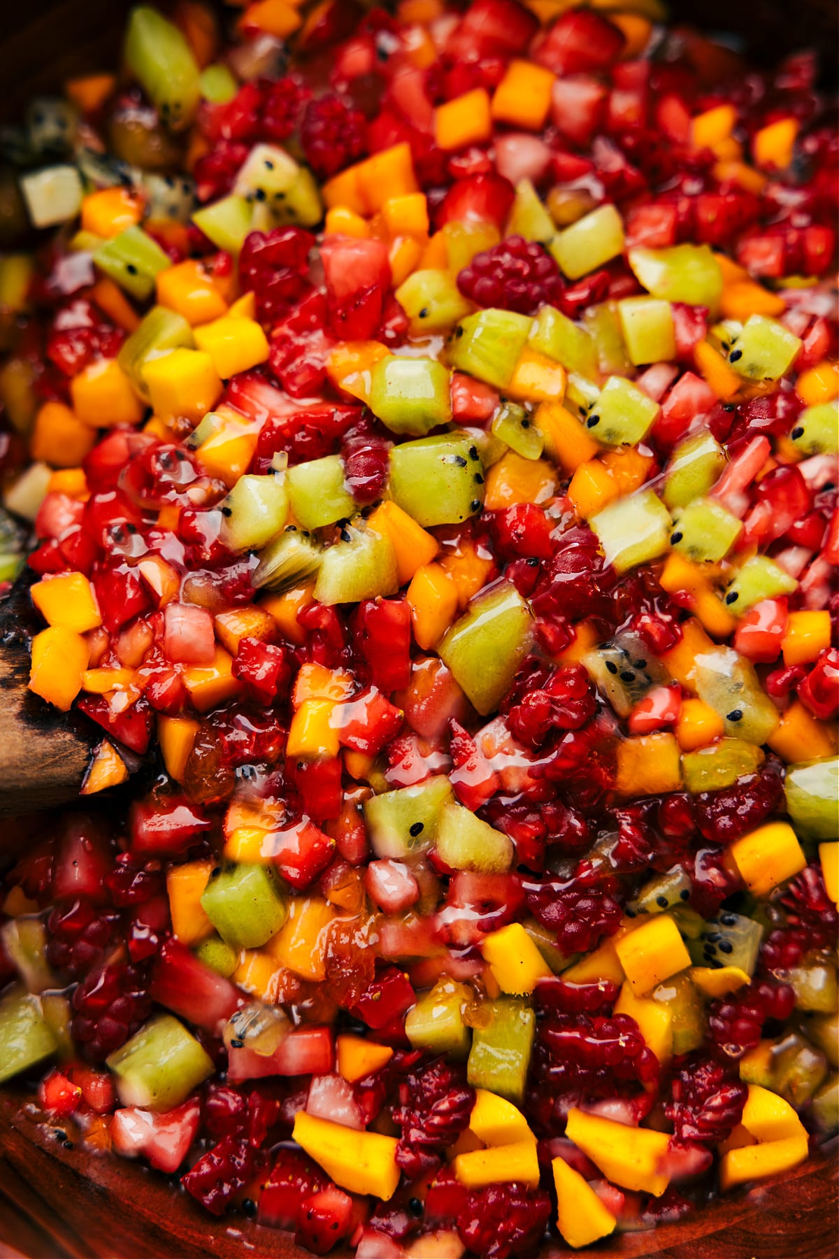 Die Fruchtsalsa in einer Schüssel kann mit ein paar Zimtchips genossen werden.