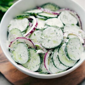 Rezept für cremigen Gurkensalat in einer Schüssel, bereit zum Genießen.