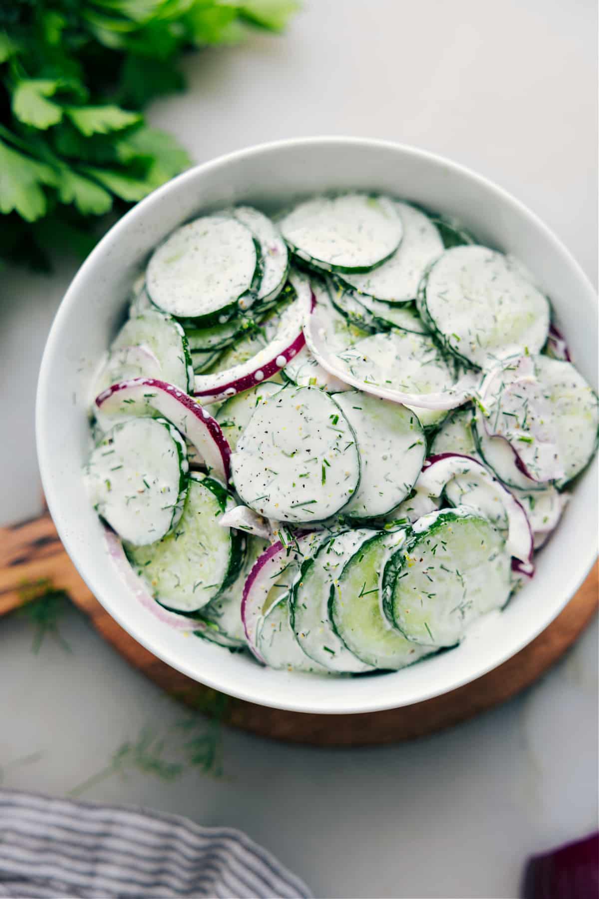 Cremiger Gurkensalat zusammengestellt und bereit zum Genießen.