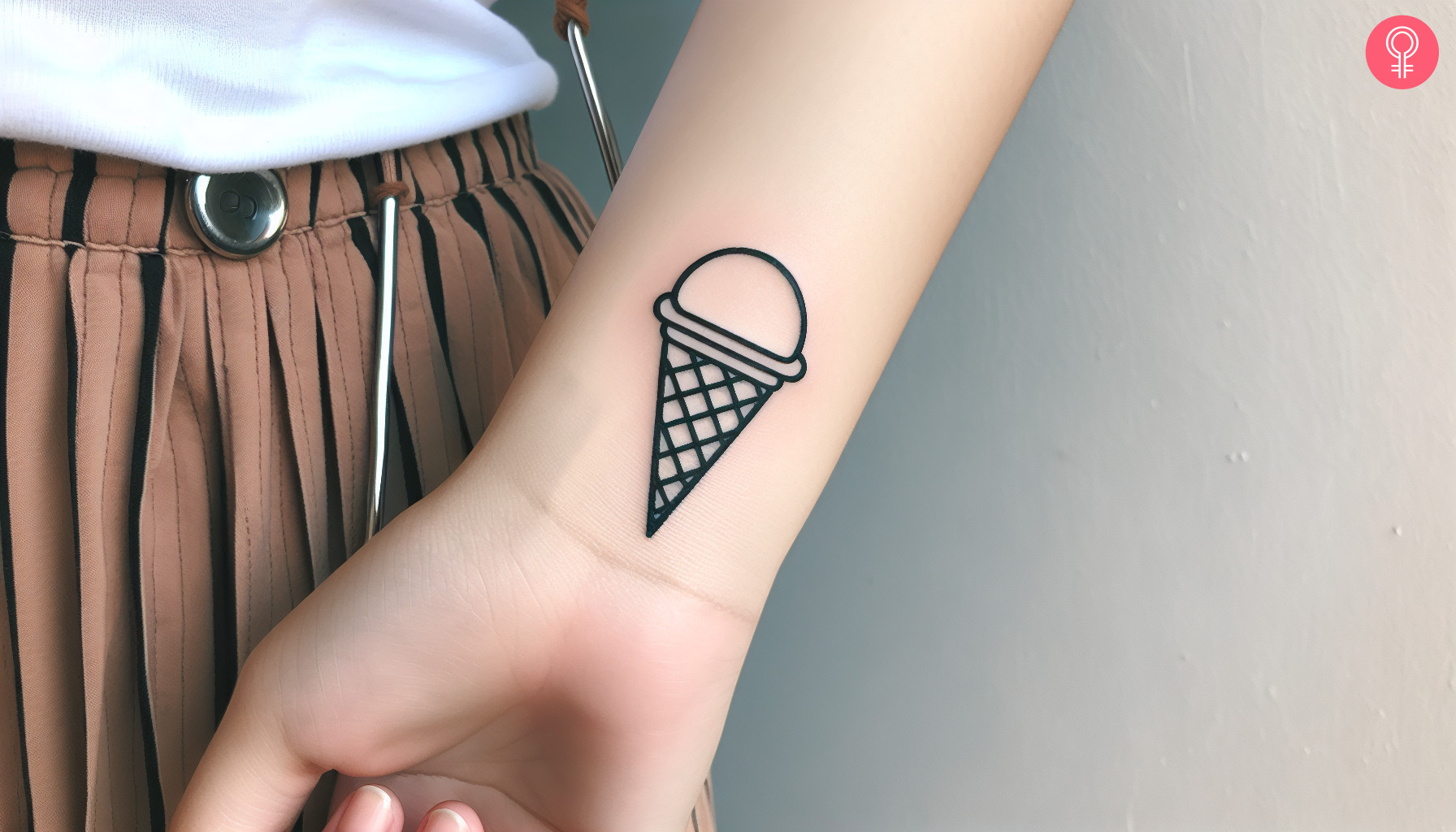 Minimalistisches Eiscreme-Tattoo am Handgelenk