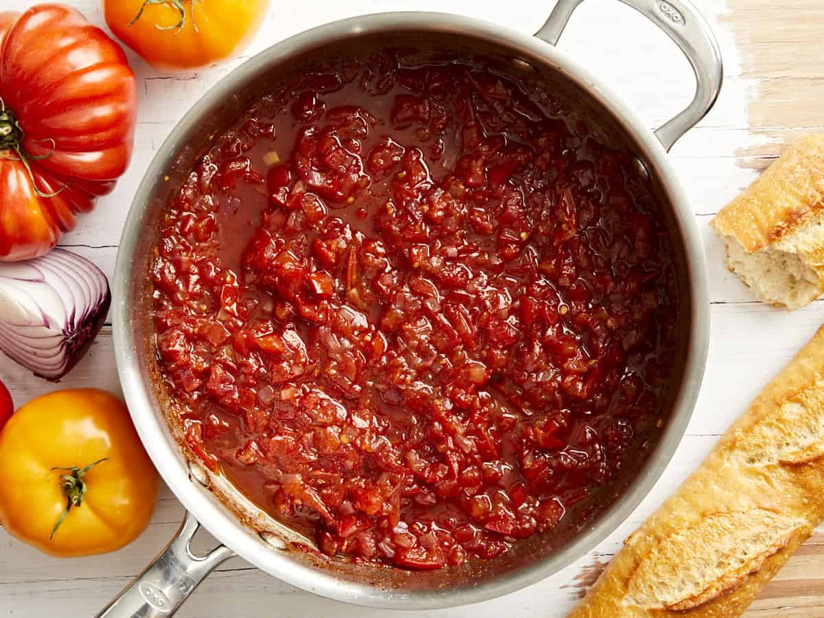 Draufsicht auf eine mit Tomatenrelish gefüllte Pfanne.