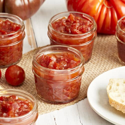 Eine Seitenansicht von Tomatenrelish in Gläsern.