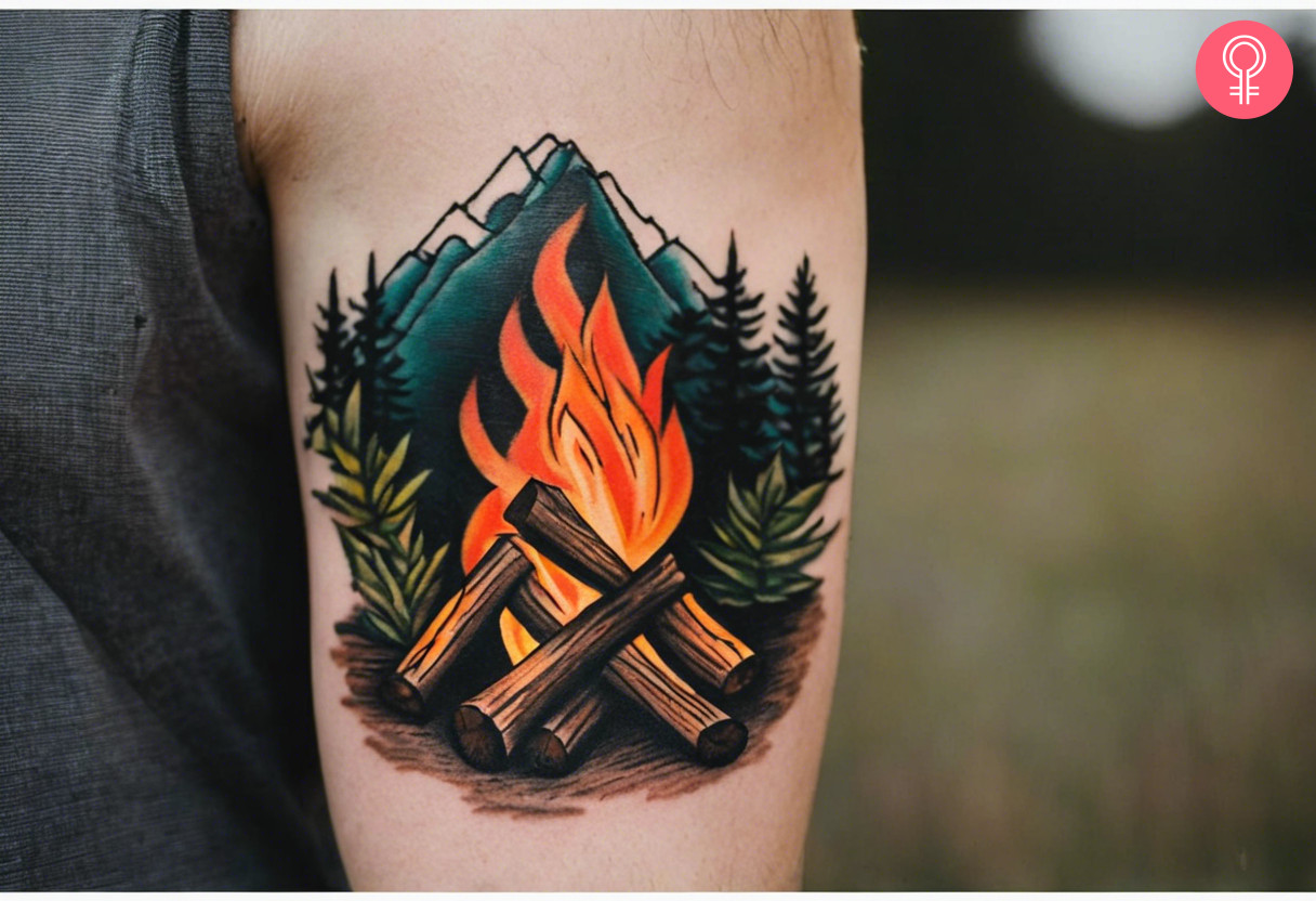 Mann mit traditionellem Lagerfeuer-Tattoo auf seinem Oberarm