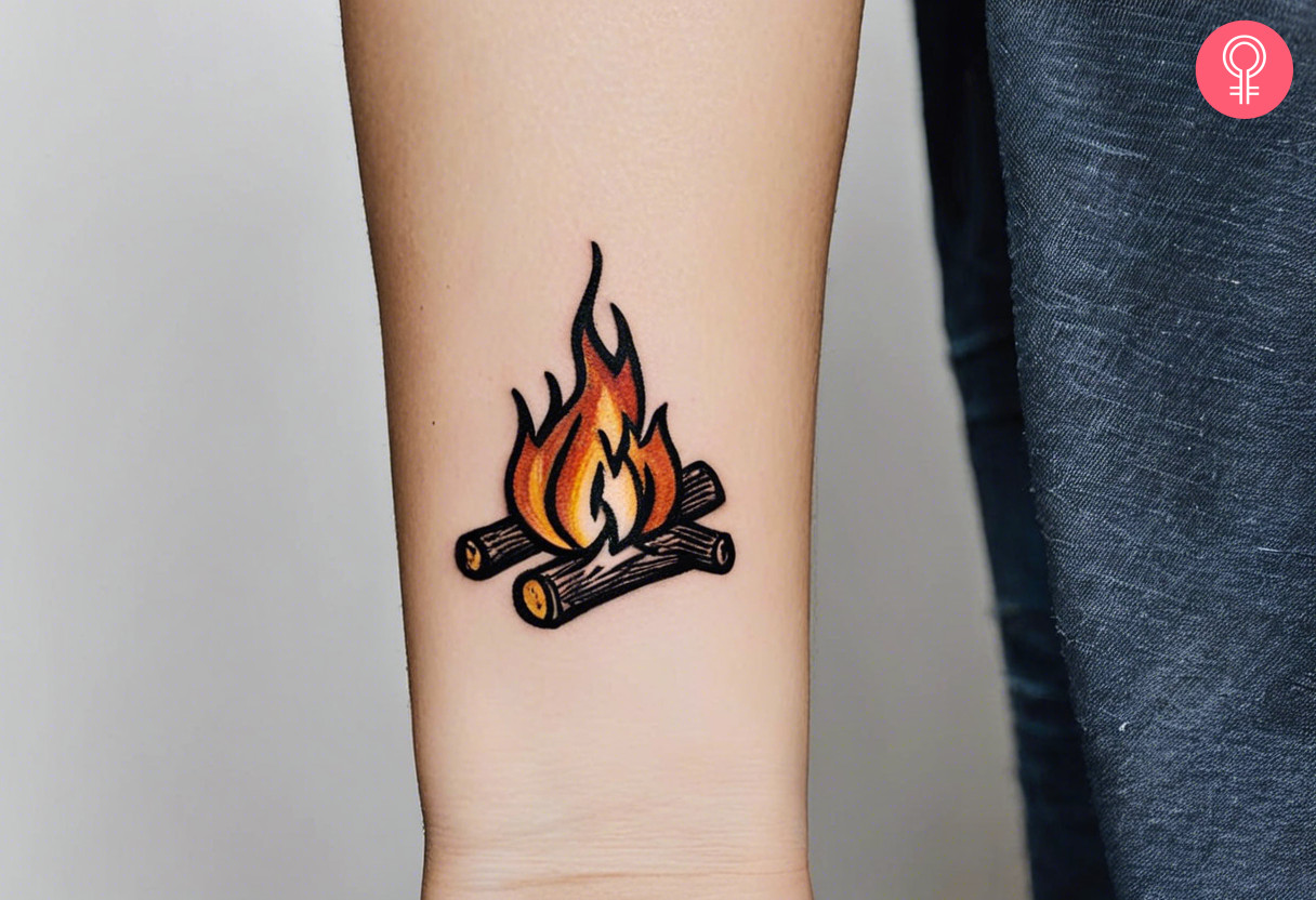 Frau mit kleinem Lagerfeuer-Tattoo am Handgelenk